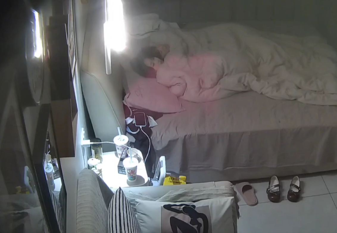 大学城 3-15 一身JK服配黑丝的小美女 点烟的动作太帅了 逼毛多 性欲强 娇小的身躯被男友按着屁股后入